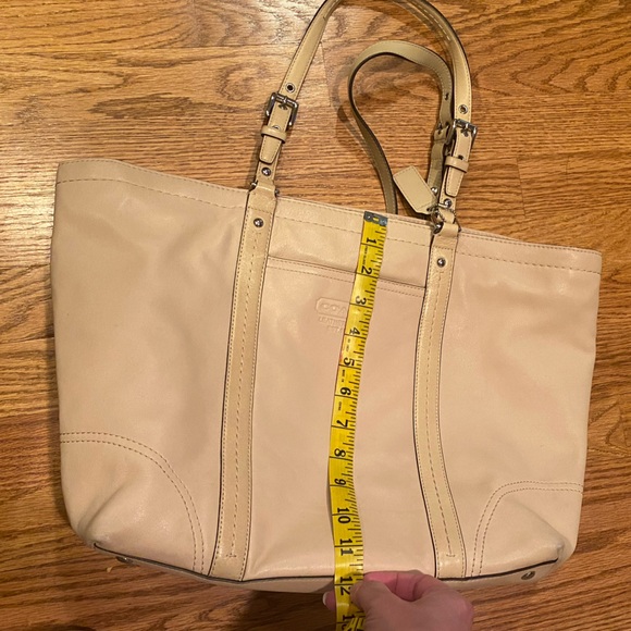 Coach cream colored leather tote bag - Picture 12 of 17
